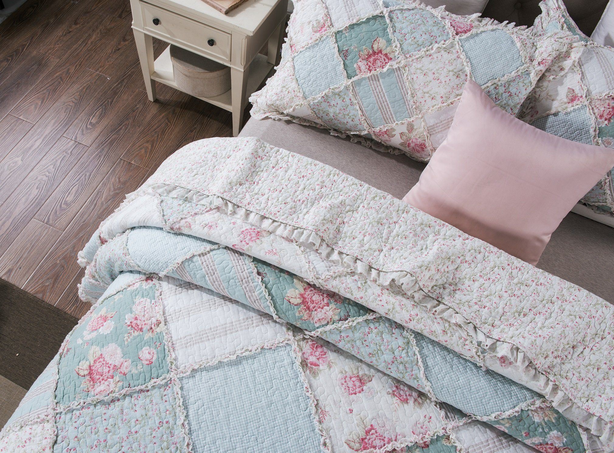 DaDa Bedding Hint of Mint Pastel Cotton Patchwork Quilt Set