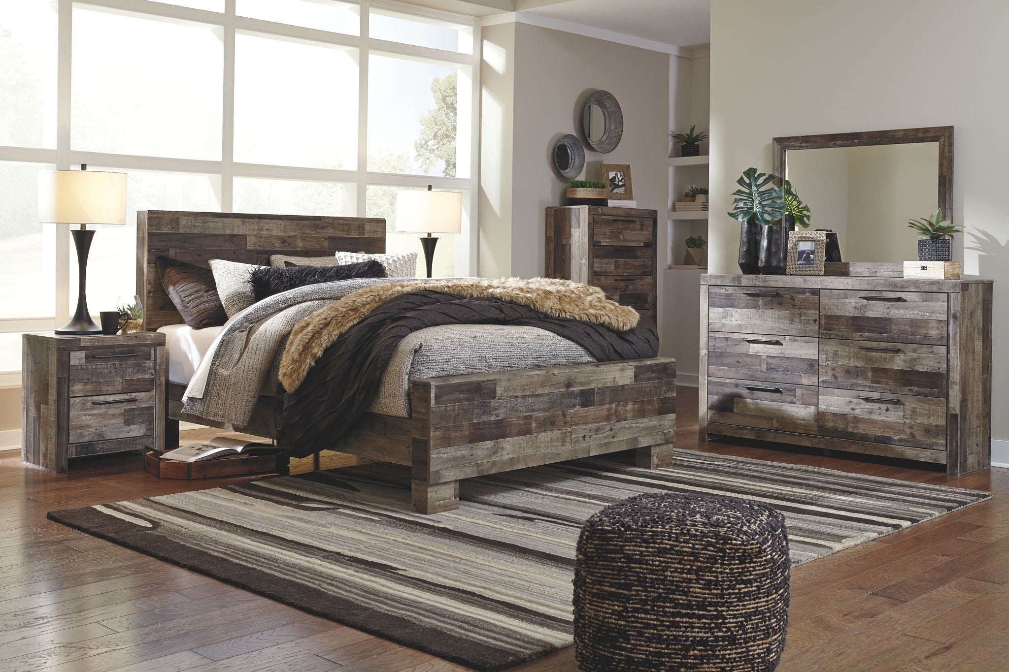 Derekson - Panel Bed